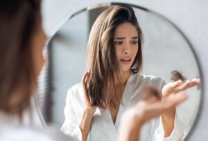 Donna perde i capelli a causa di stress: probabile Telogen Effluvium