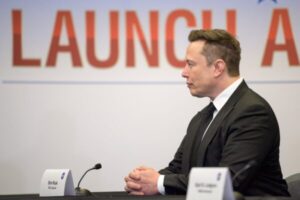 Elon Musk przemawiający podczas jednego z wydarzeń