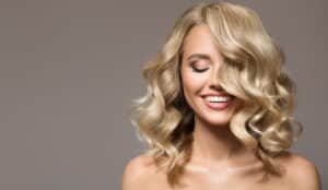 Femme souriante aux beaux cheveux