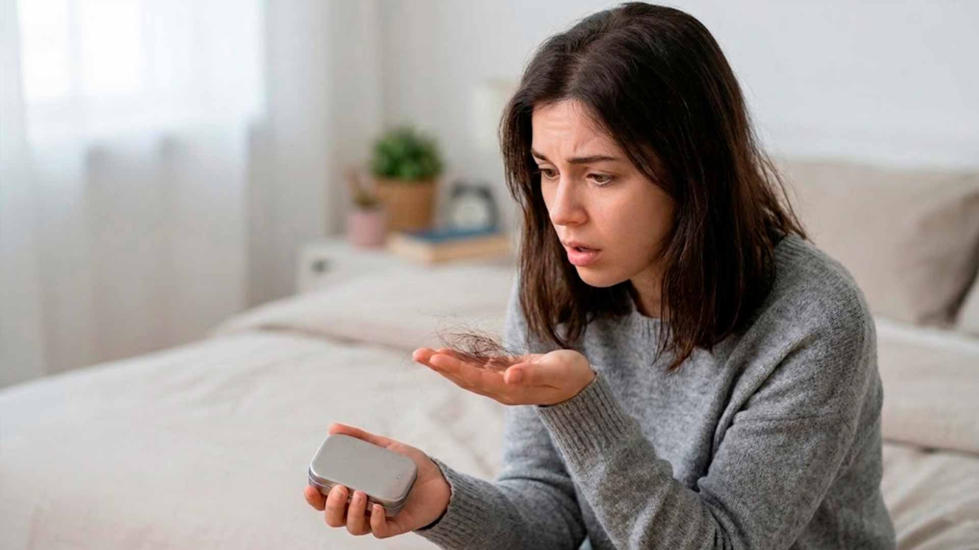 Женщина у которой выпадают волосы