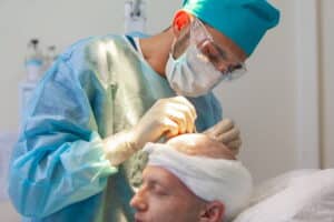 Dans la salle d'opération, les chirurgiens réalisent des greffes de cheveux.