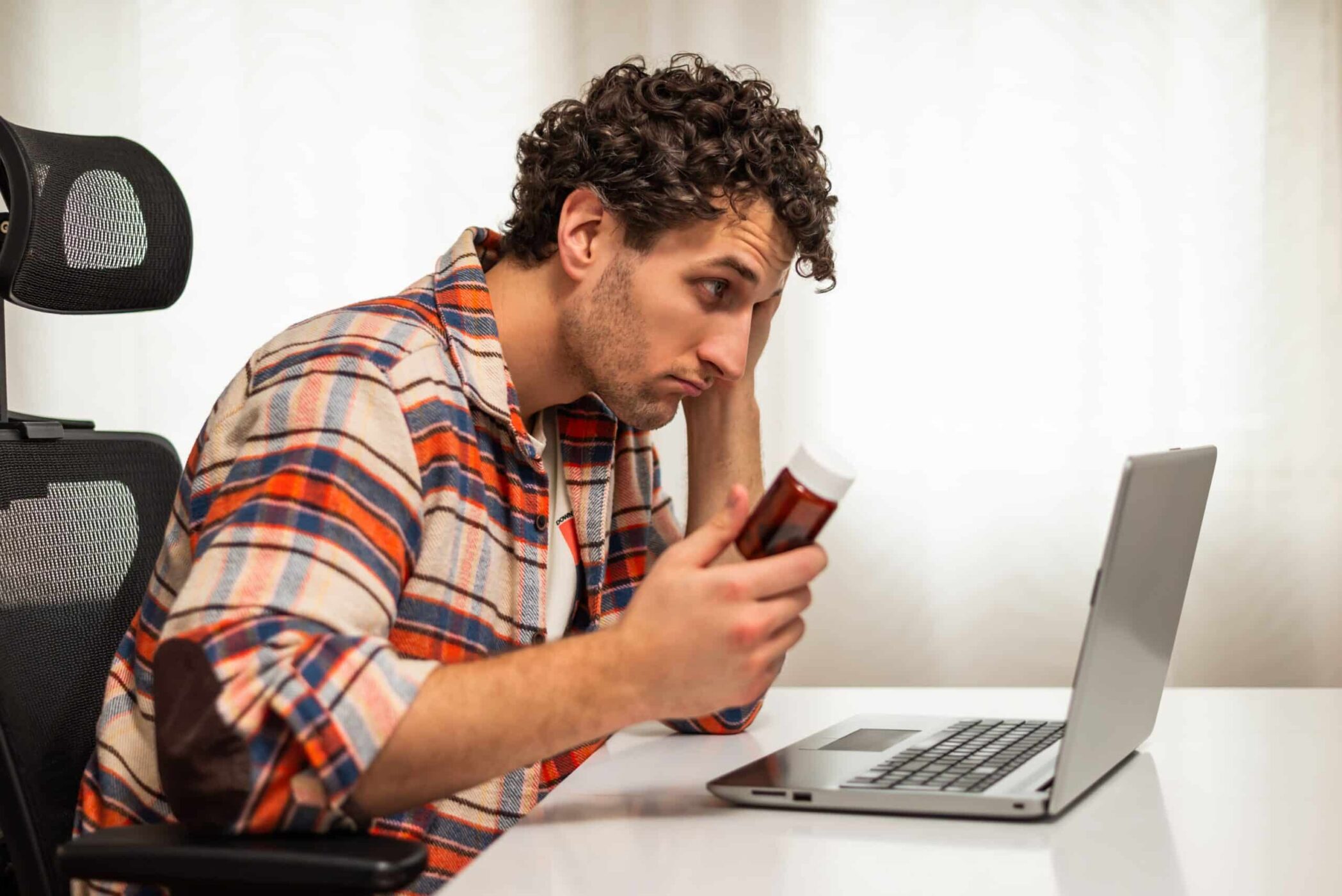 Un hombre comprueba los efectos secundarios de las cápsulas de dutasterida