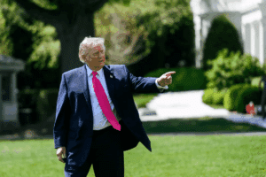 Zdjęcie Donalda Trumpa machającego ręką w pewnym kierunku