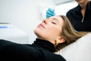 Foto di una donna che si sottopone a un trattamento di ossigenoterapia