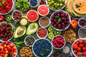 Foto di diversi alimenti, tra cui alimenti contro la caduta dei capelli