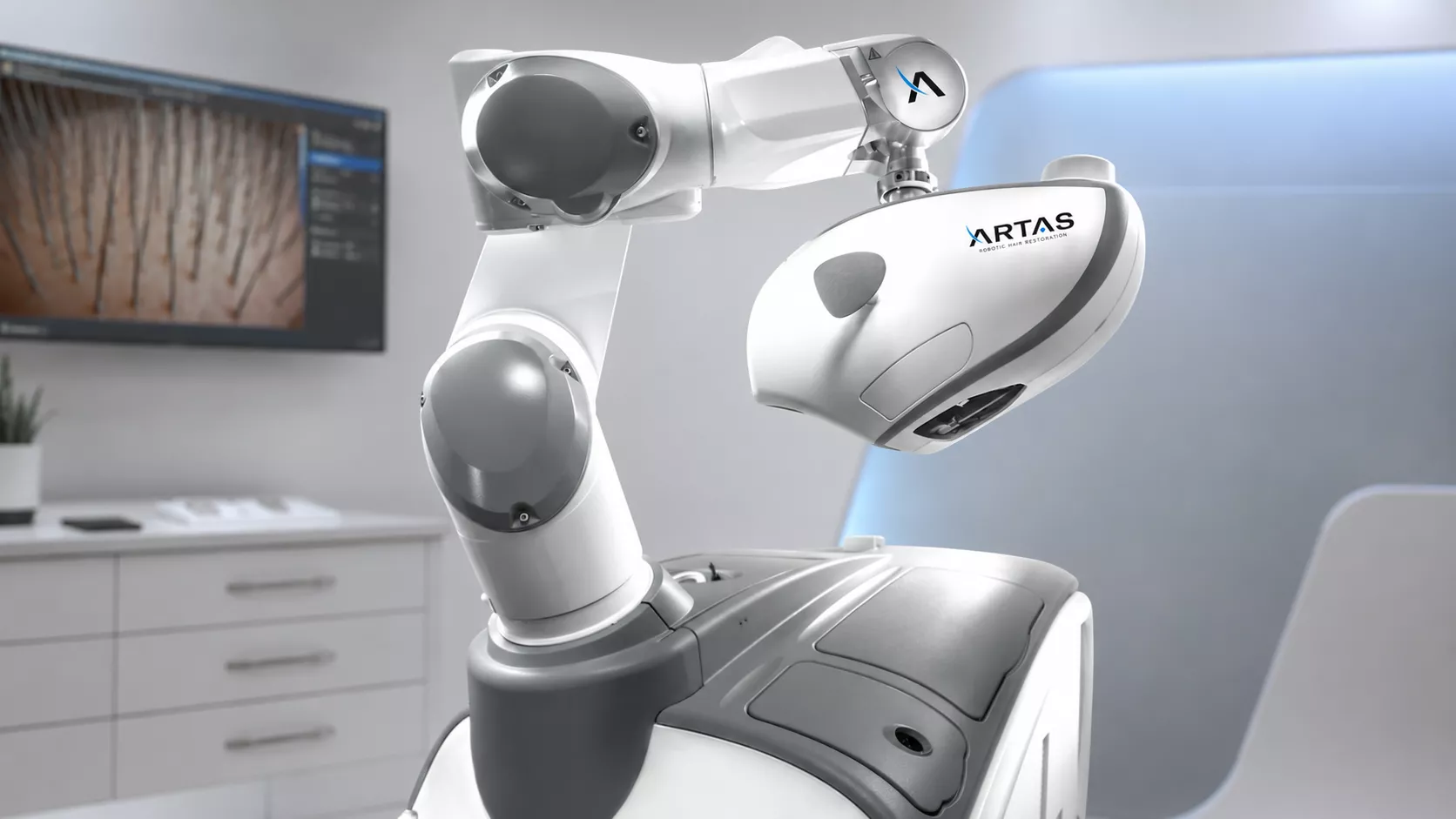 ARTAS-Roboter zur Haartransplantation in einer modernen klinischen Umgebung, ohne Personen, mit Fokus auf dem robotergestützten Behandlungsarm.