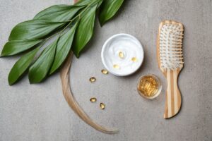 Pettine vicino a ciocca di capelli e integratori con Vitamina D