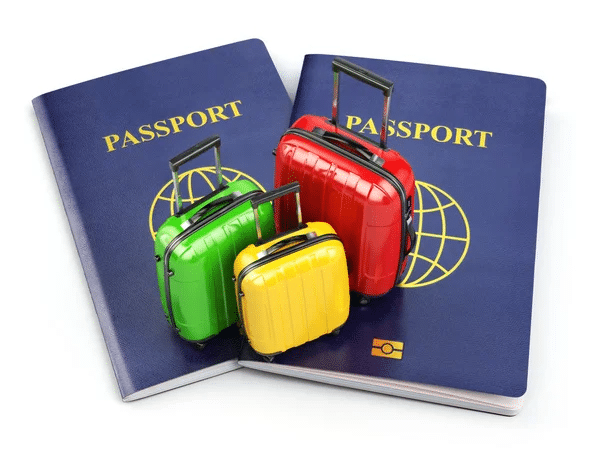 Passaporti e valigie pronti per un viaggio di turismo medico verso Istanbul