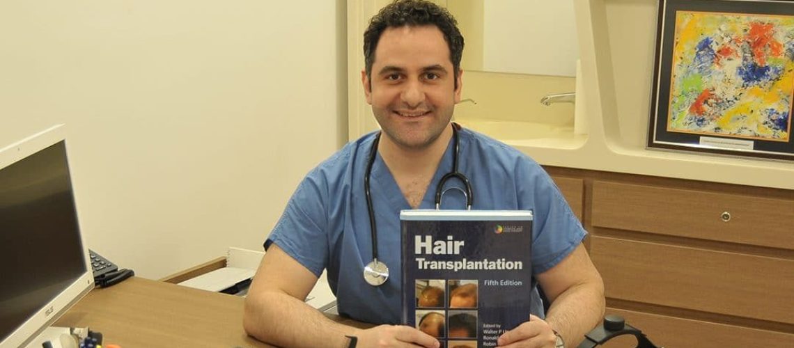 Dr Levent Acar z książką o transplantacji włosów