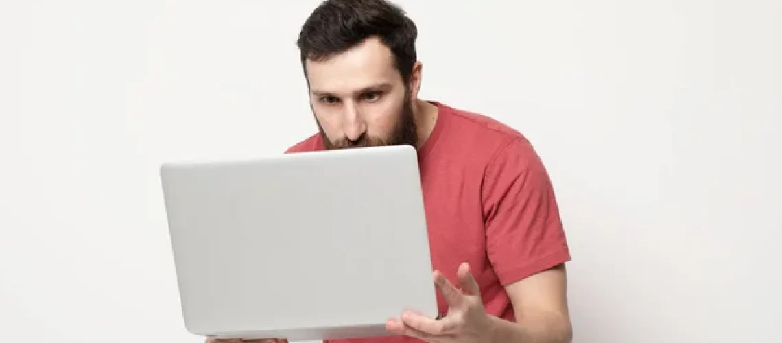 Мужчина смотрит в ноутбук
