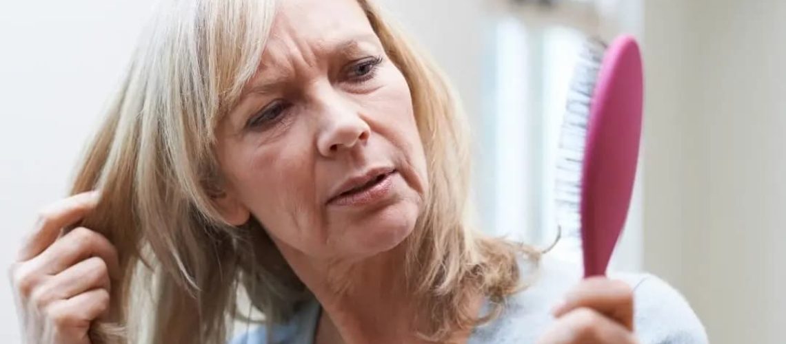 menopauza-wypadanie-wlosow
