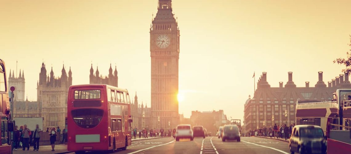 Koszt przeszczepu włosów w UE: Zdjęcie Big Bena i czerwonych autobusów w Londynie
